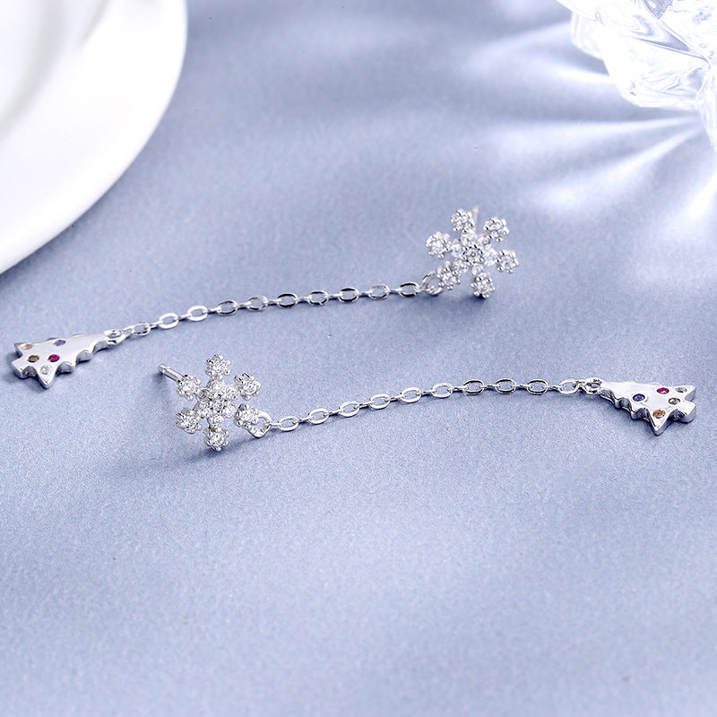 Women’s earrings with sparkling snowflake pendant and chain embellishment