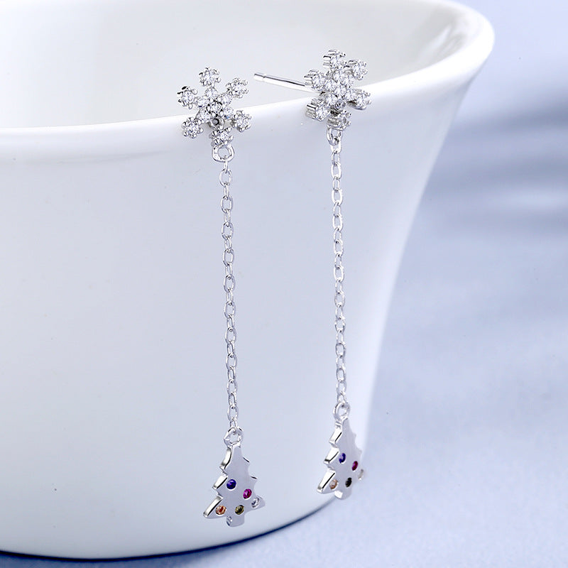 Women’s earrings with sparkling snowflake pendant and chain embellishment