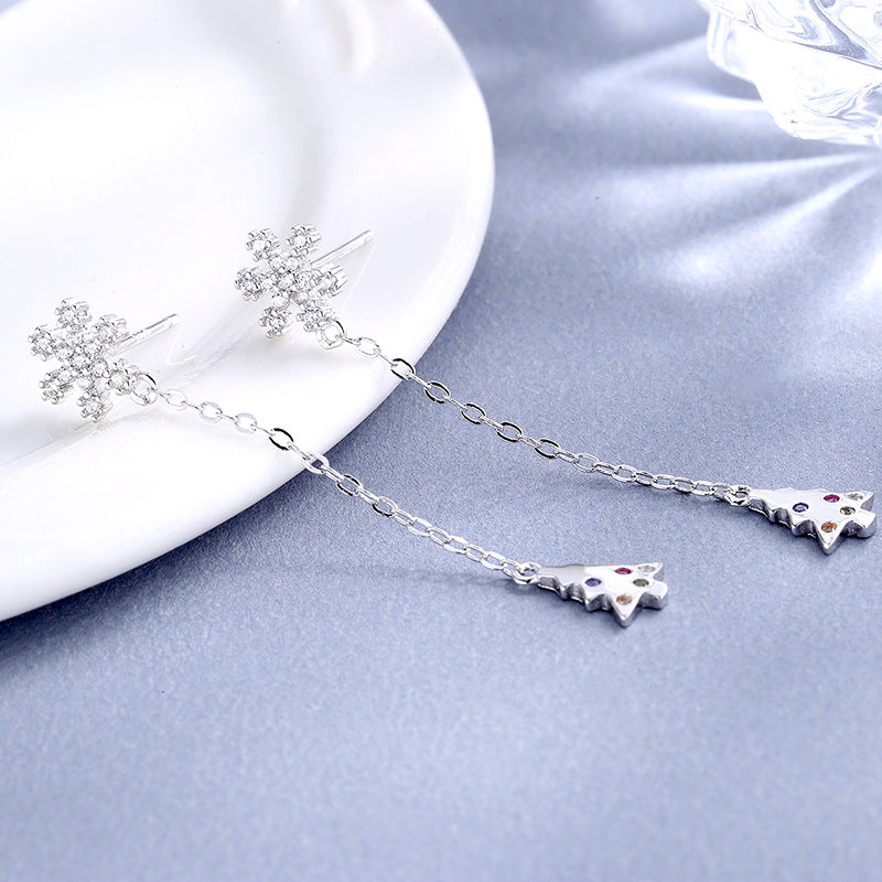 Women’s earrings with sparkling snowflake pendant and chain embellishment