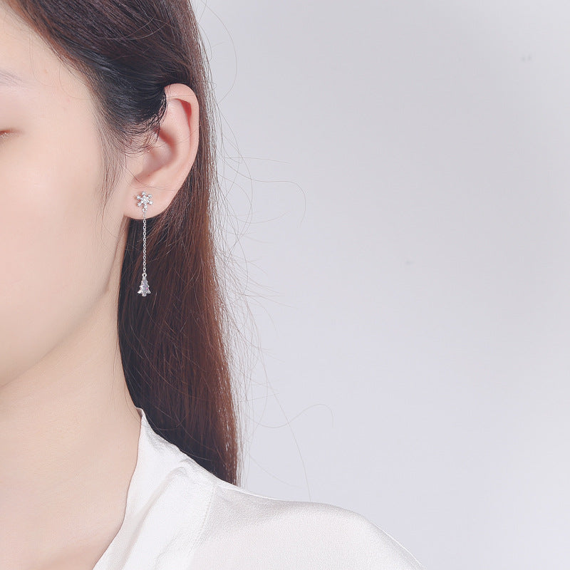 Women’s earrings with sparkling snowflake pendant and chain embellishment