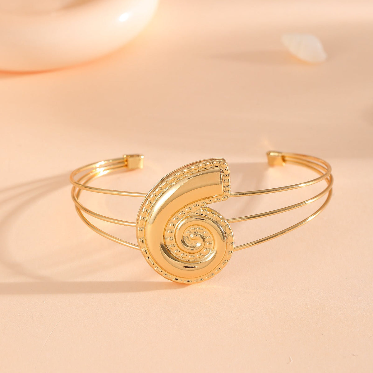 Women's bracelet with intricate bow design