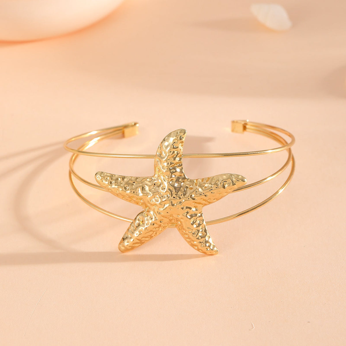 Women's bracelet with intricate bow design