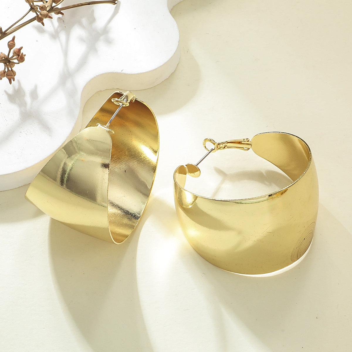 Women's Hanging Earrings in Elegant Wave Pattern