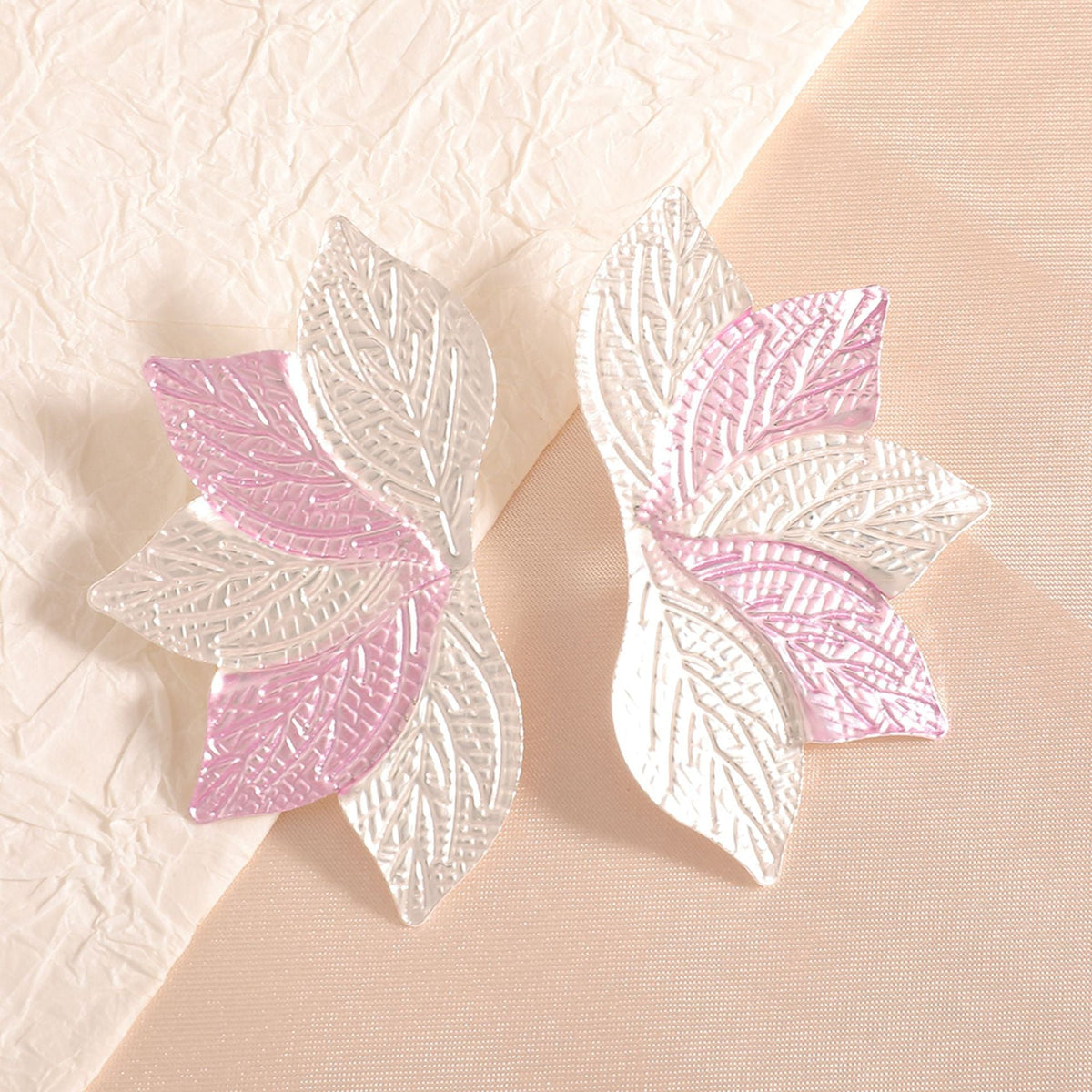Women’s hair accessory with elaborate leaf design