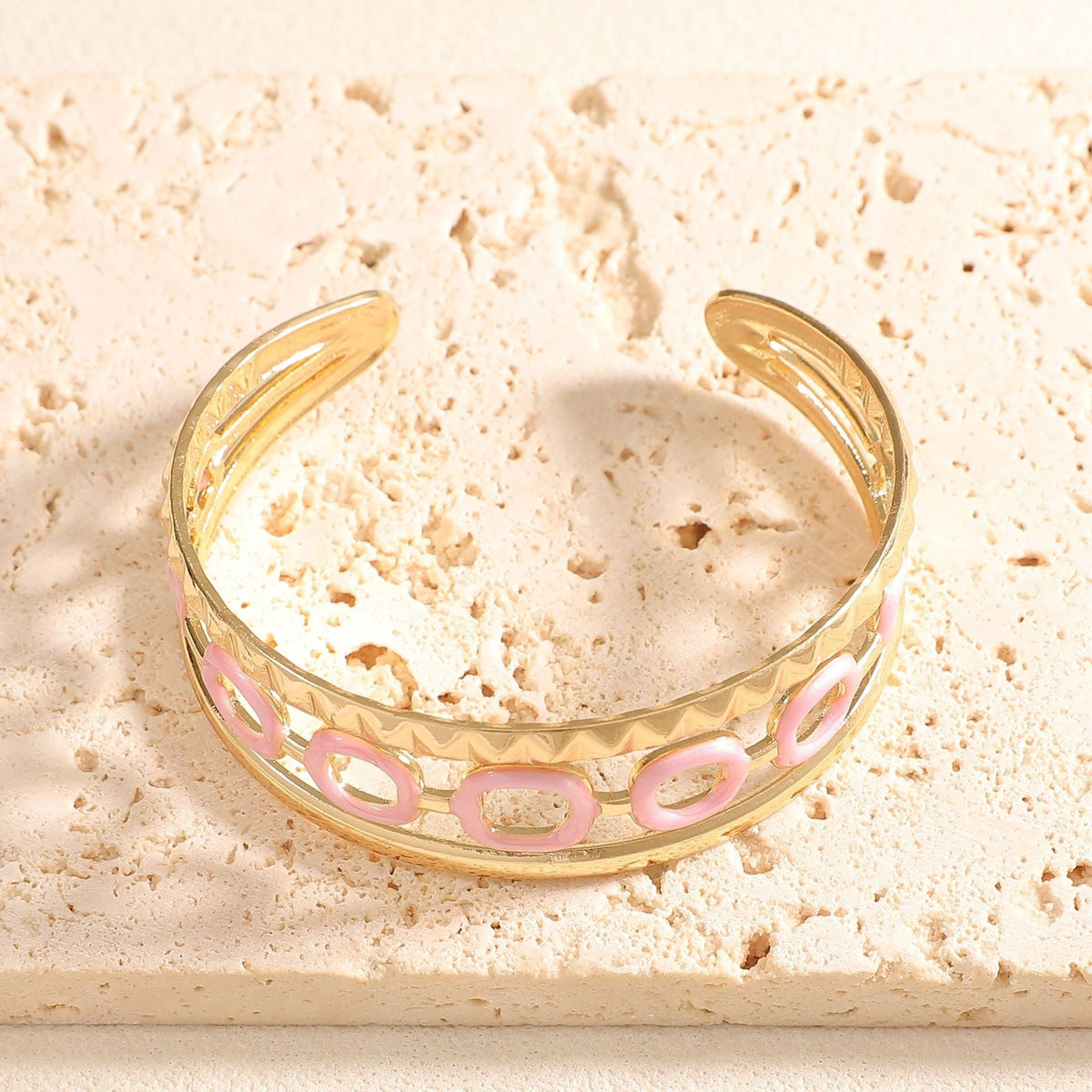 Women's cuff with elegant spiral design