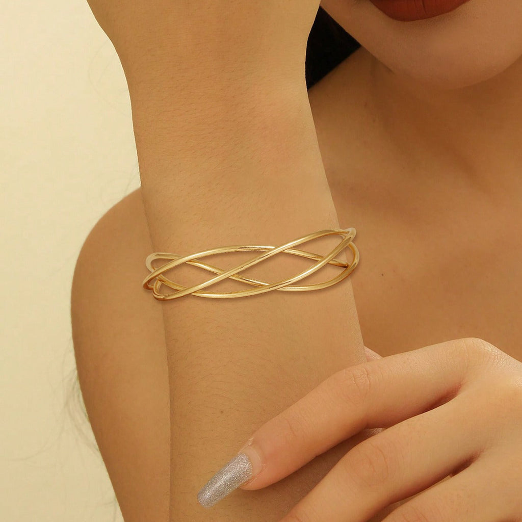 Ladies' bangle with elegant curved design