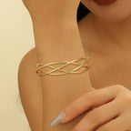 Ladies' bangle with elegant curved design