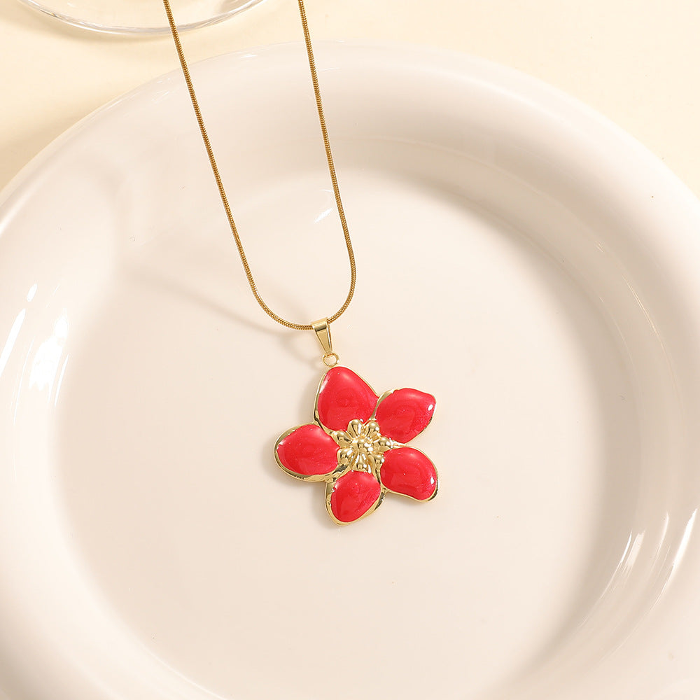 Women’s necklace with elaborately designed flower pendant