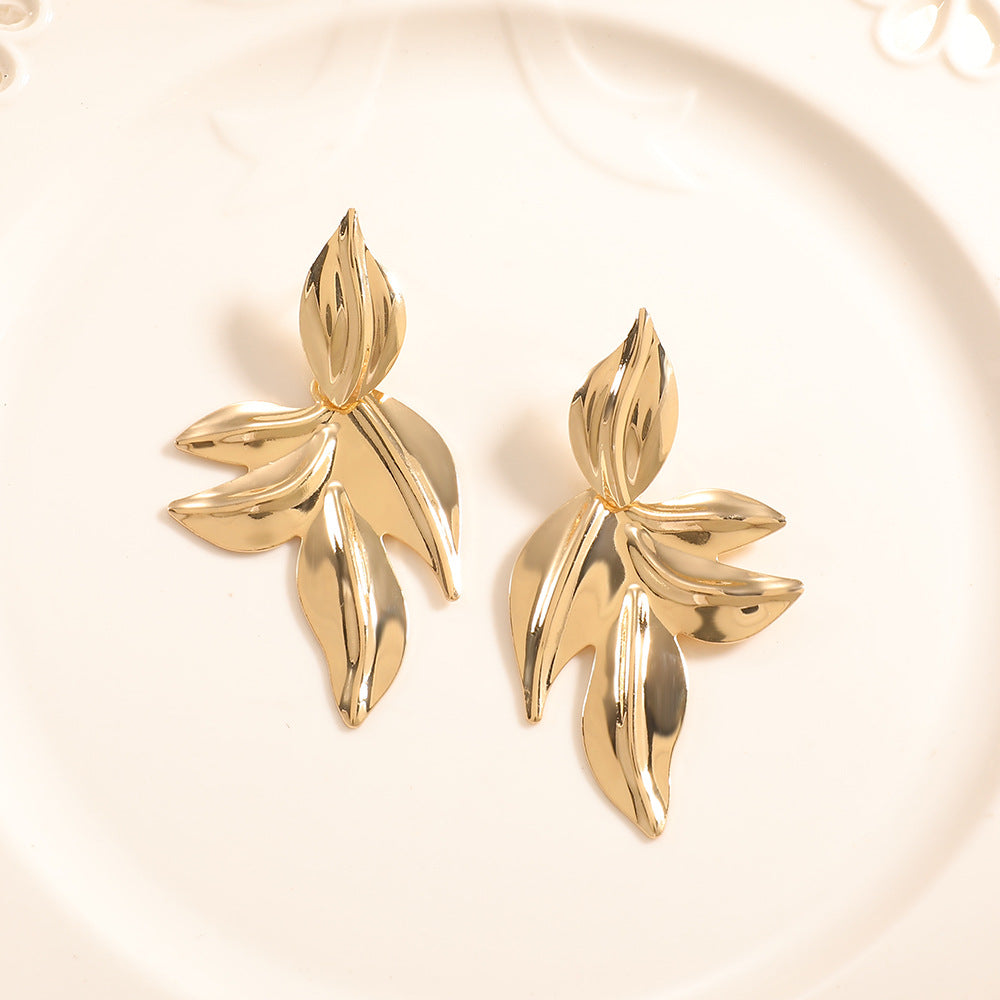 Women’s earrings with elegant leaf design