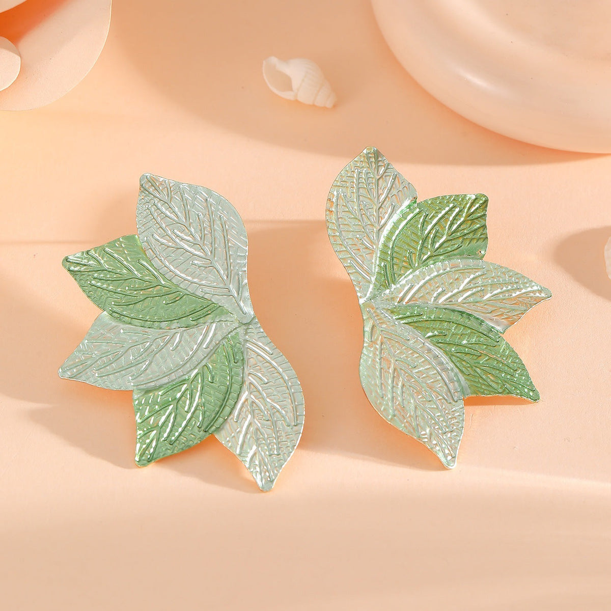 Women’s hair accessory with elaborate leaf design