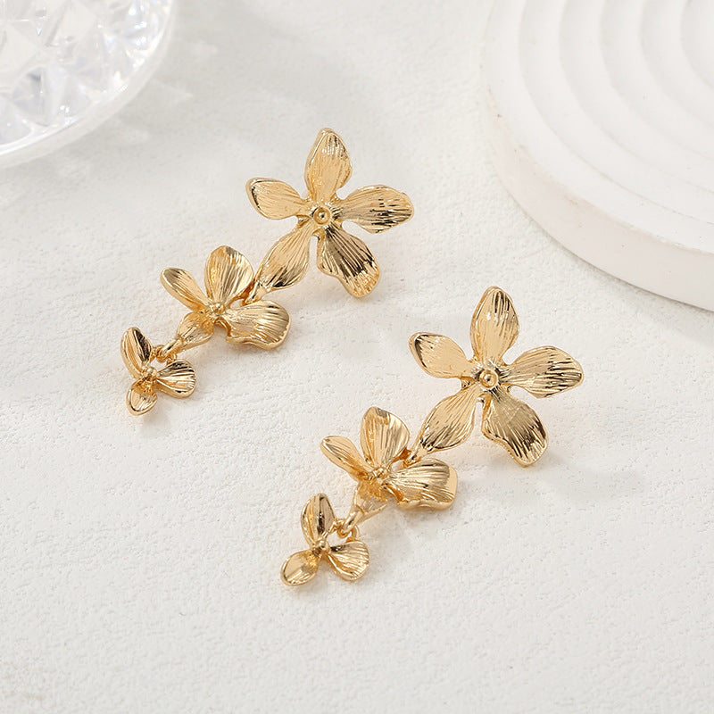 Women's Hanging Earrings with Floral Elements and Elegant Design