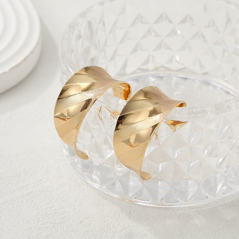 Women's bangles made of high-quality metal with an elegant wave pattern