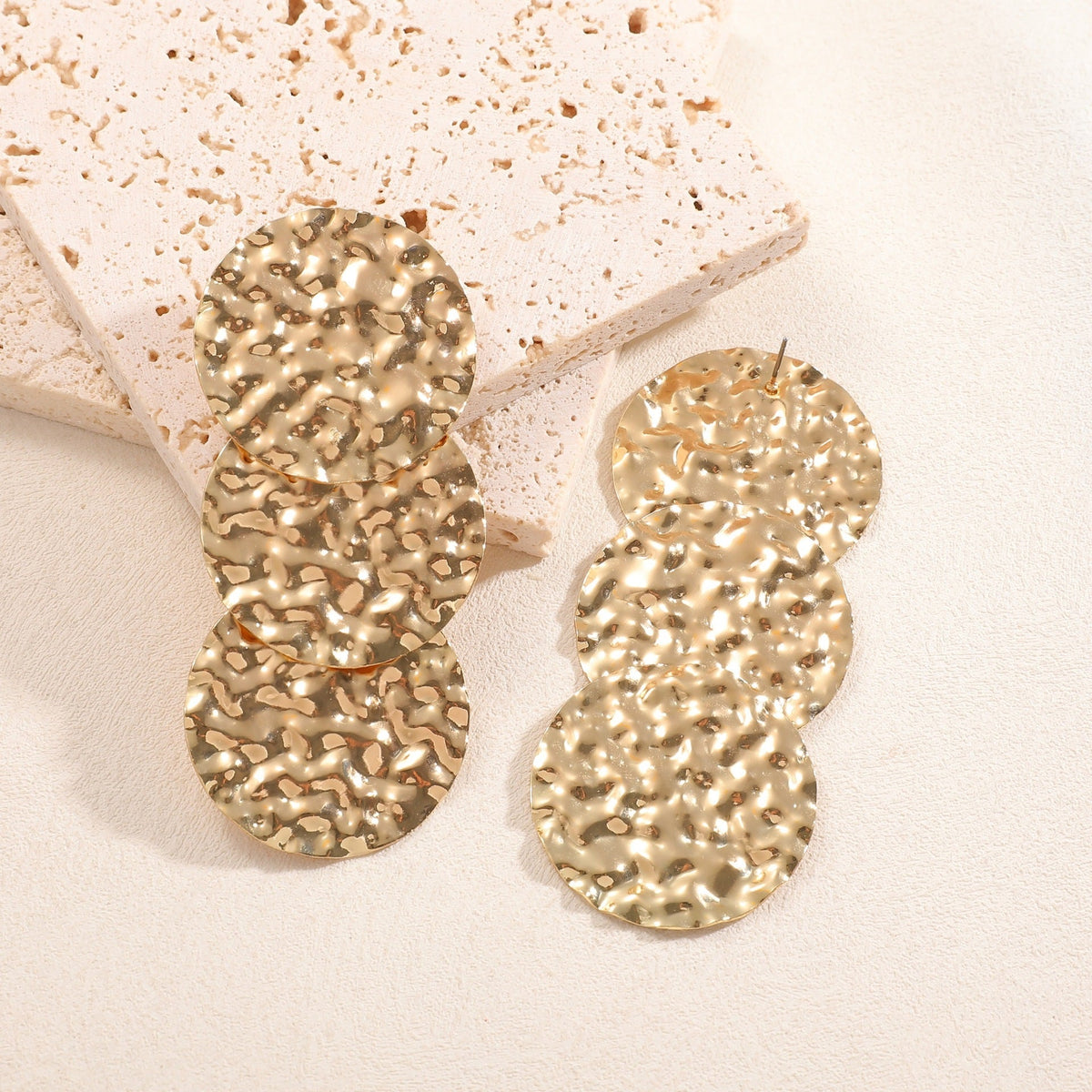 Women's ear clips in luxurious shell and starfish design