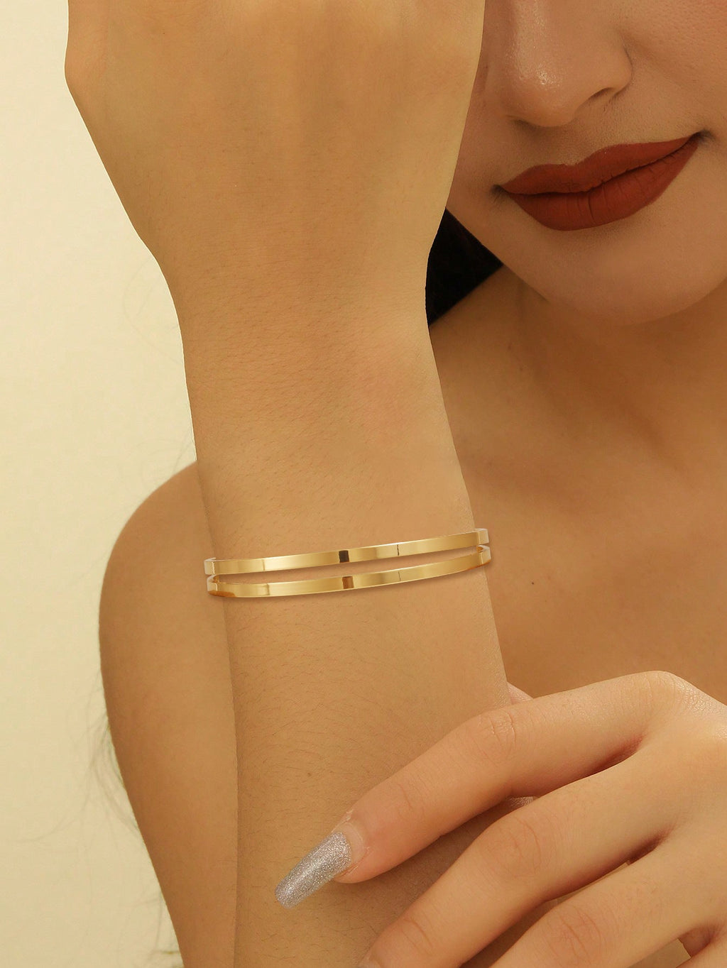 Ladies' bangle with elegant curved design