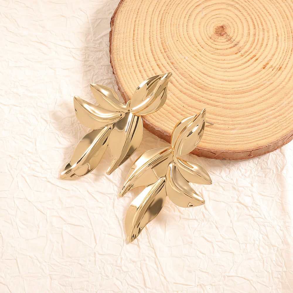 Women’s earrings with elegant leaf design