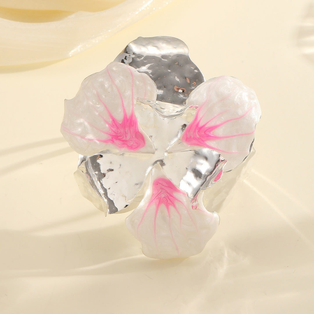 Women's flower-shaped ring made of shiny metal and high-quality epoxy resin