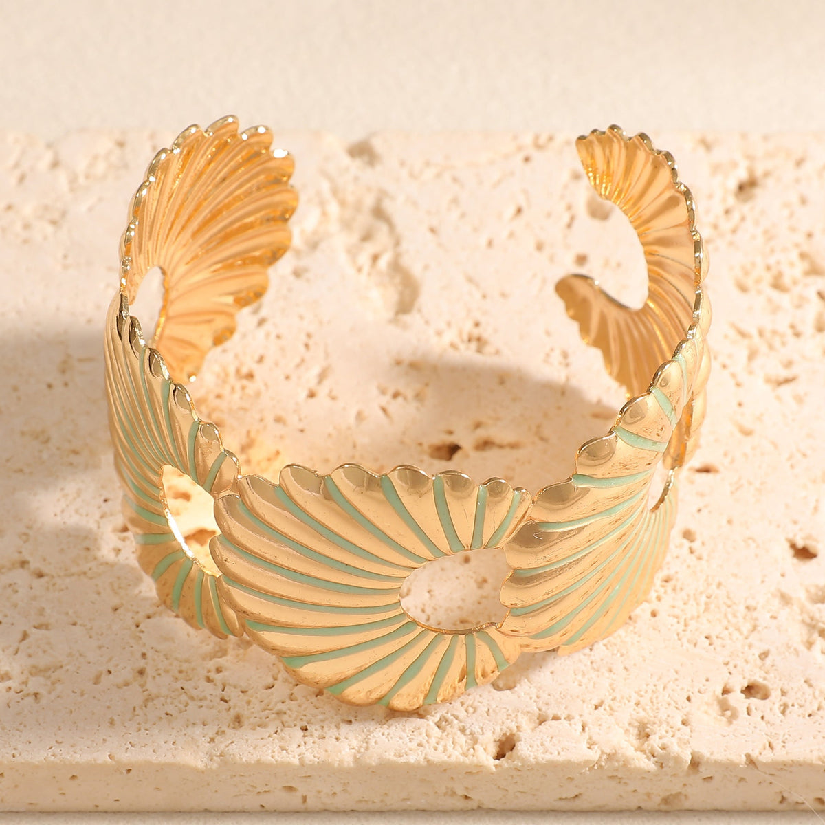 Women's bangle with elegant shell design