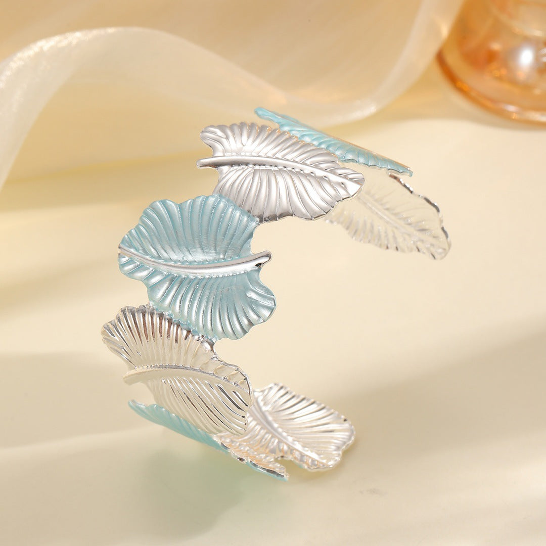 Women’s bracelet with elaborate leaf design
