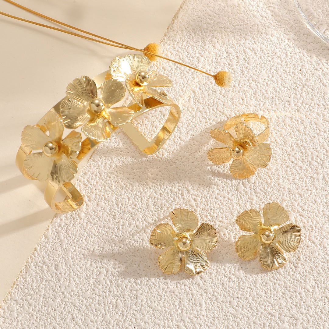 Women's wrist jewelry with floral design and high-quality surface finishing