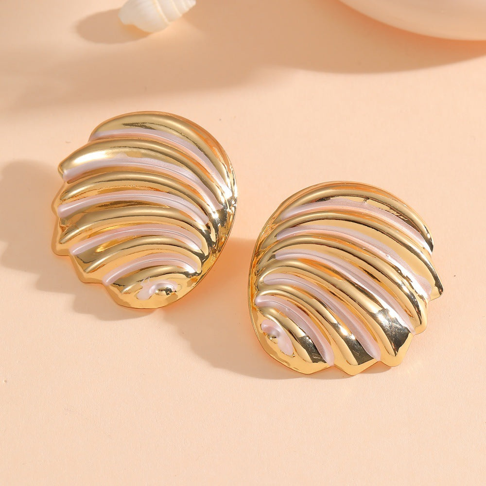 Women's ear clips in maritime shell design