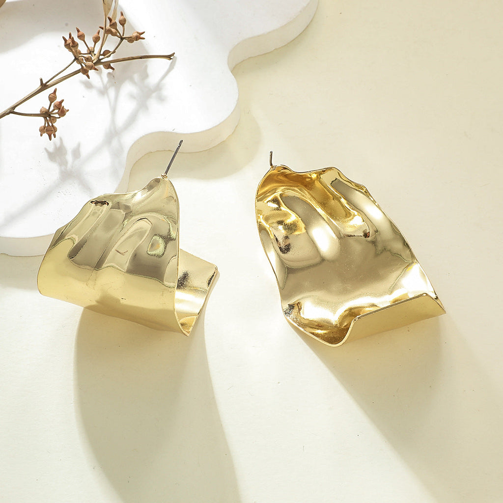 Women's Hanging Earrings in Elegant Wave Pattern
