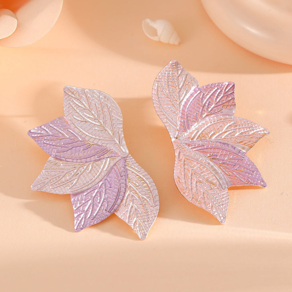 Women’s hair accessory with elaborate leaf design