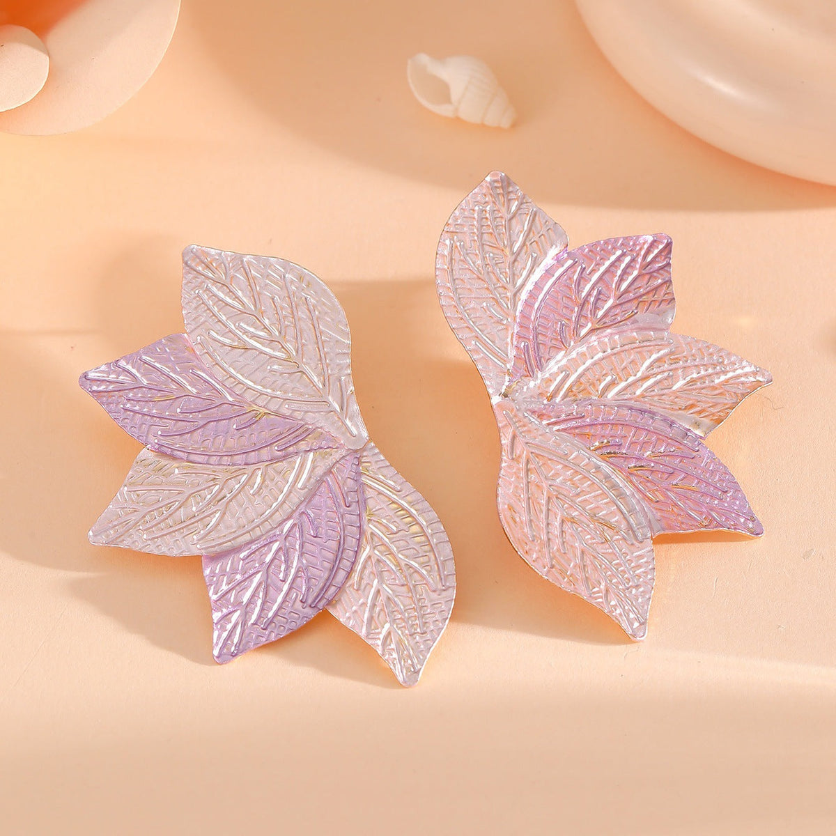 Women’s hair accessory with elaborate leaf design