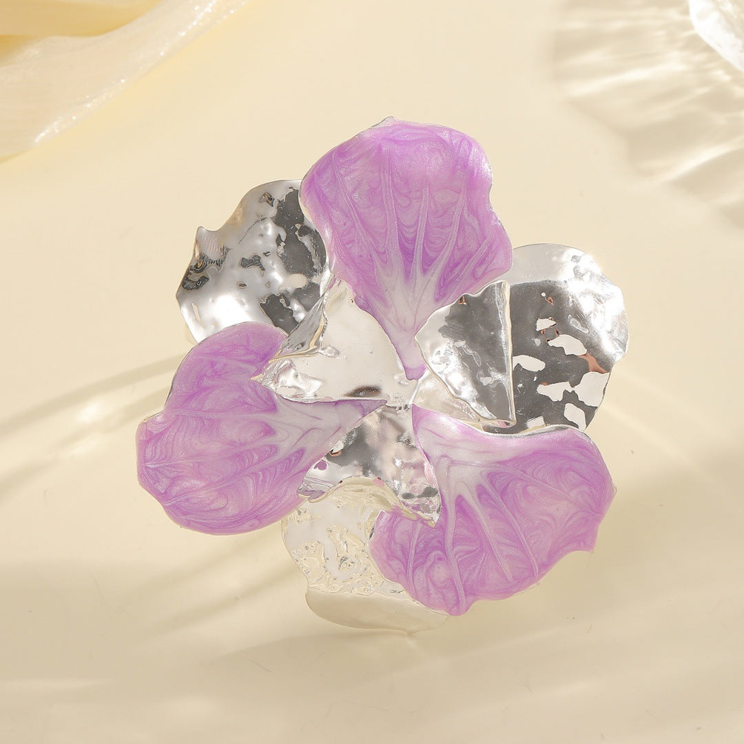 Women's flower-shaped ring made of shiny metal and high-quality epoxy resin