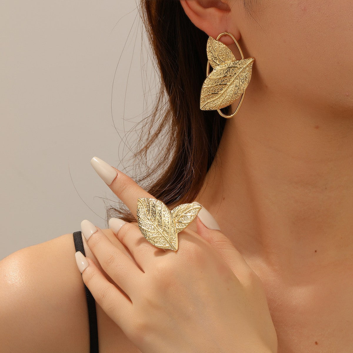 Women’s bracelet with elaborate leaf design
