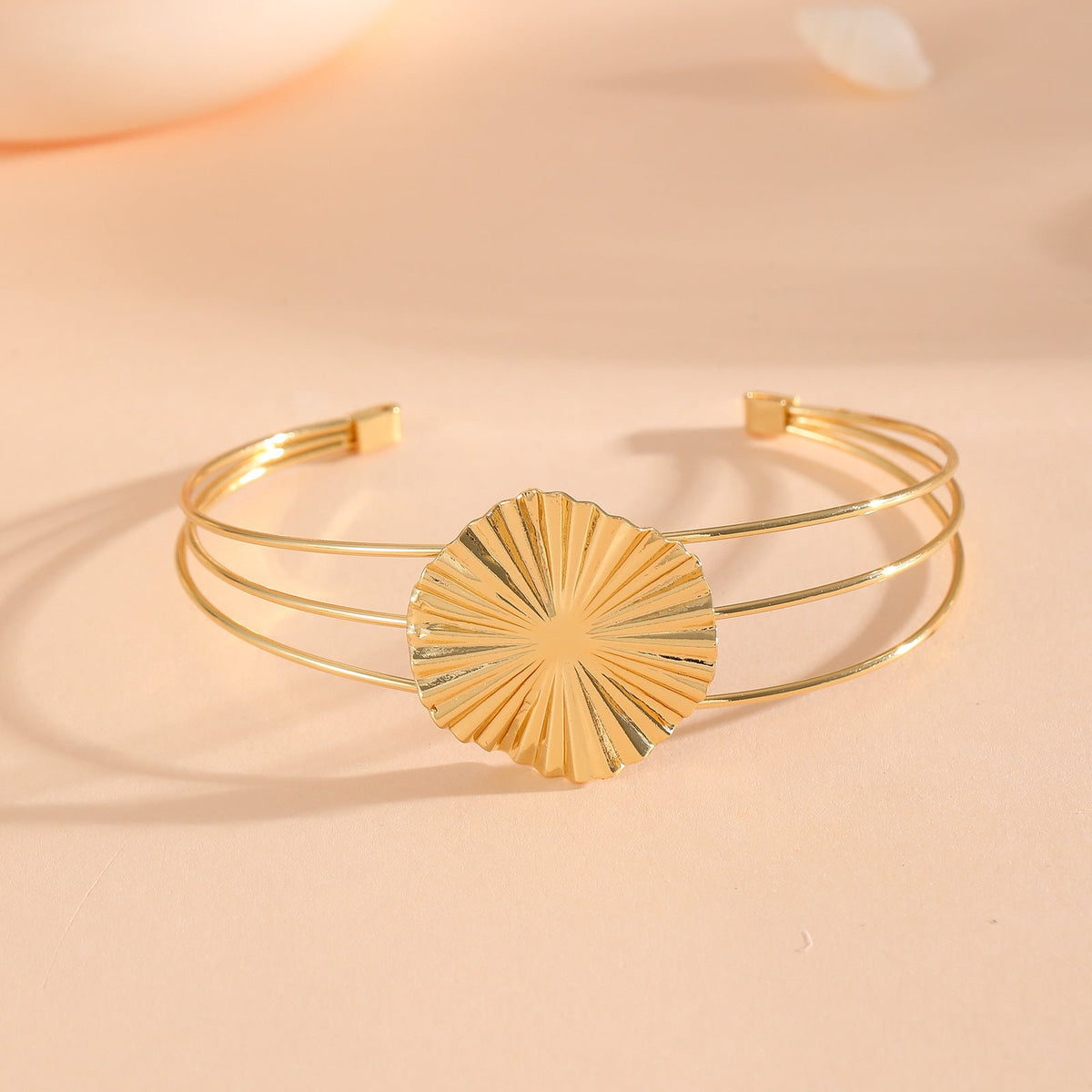 Women's bracelet with intricate bow design