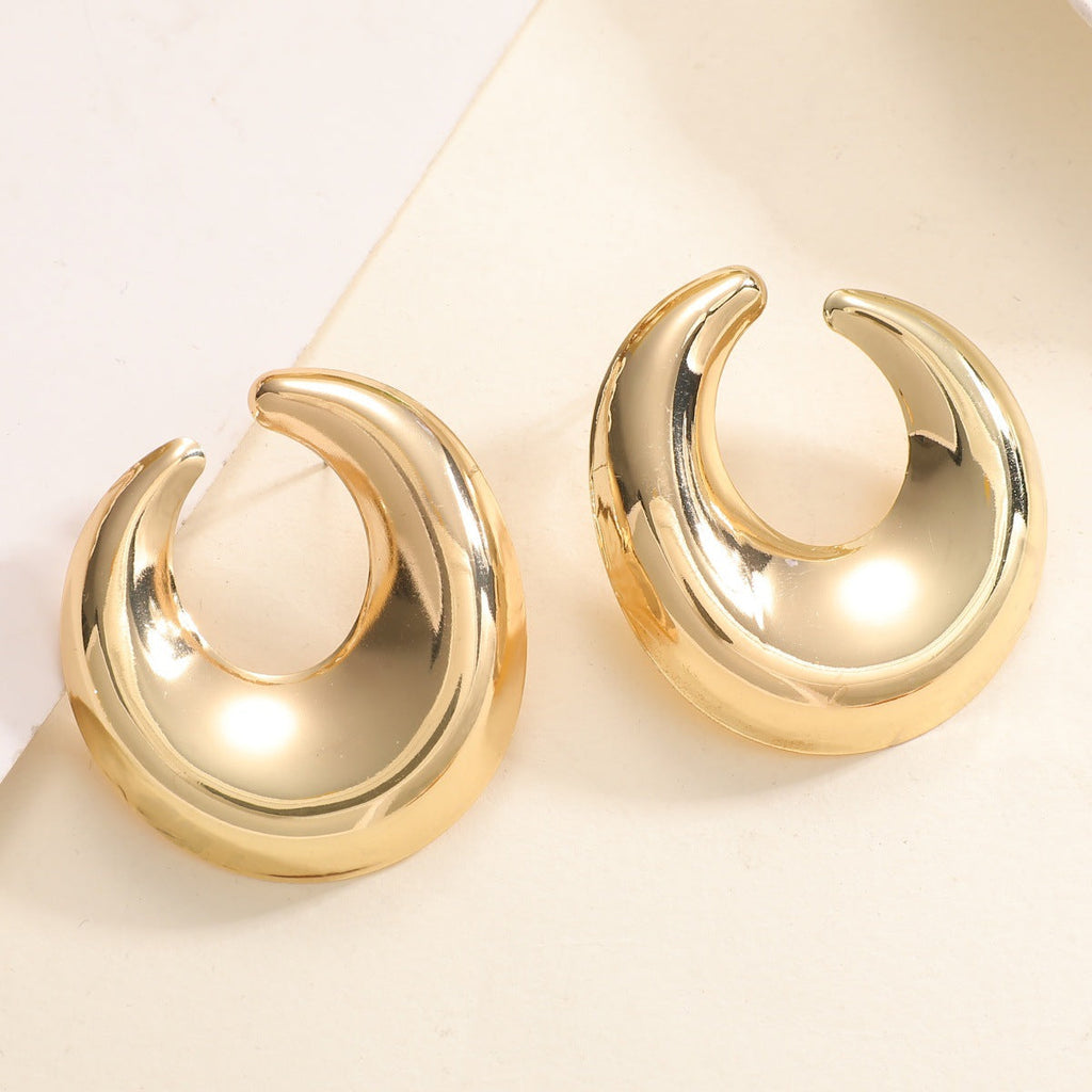 Women's earrings with elegant curved design
