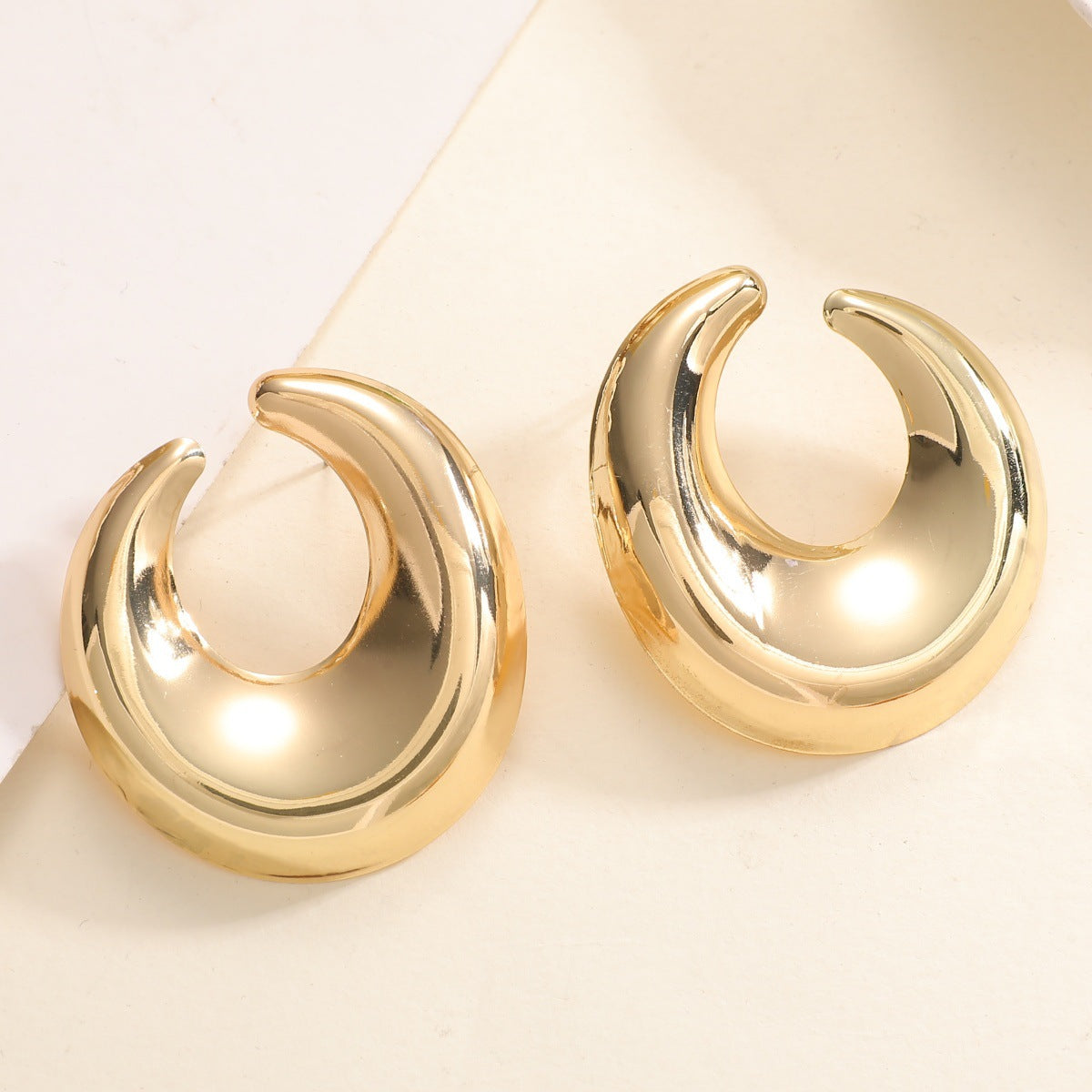 Women's earrings with elegant curved design