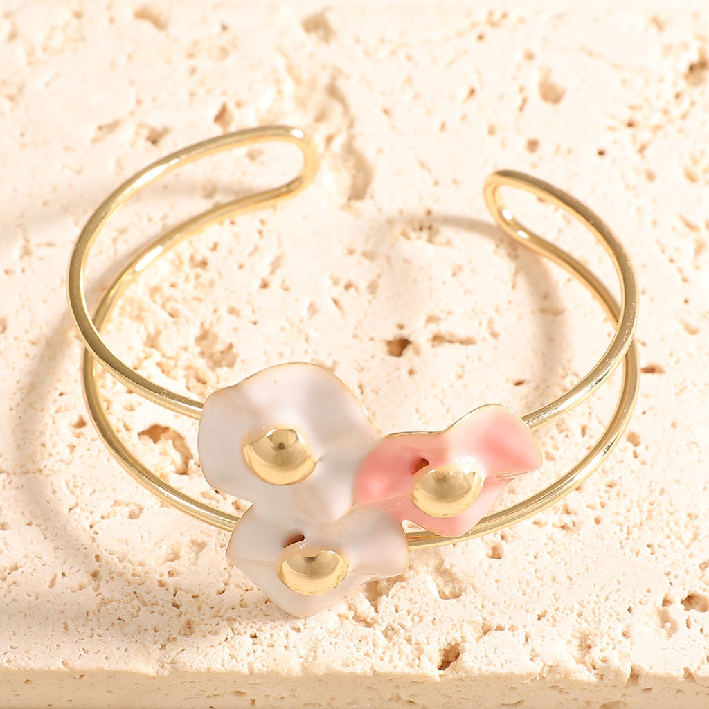 Women's bangle with elaborate floral design