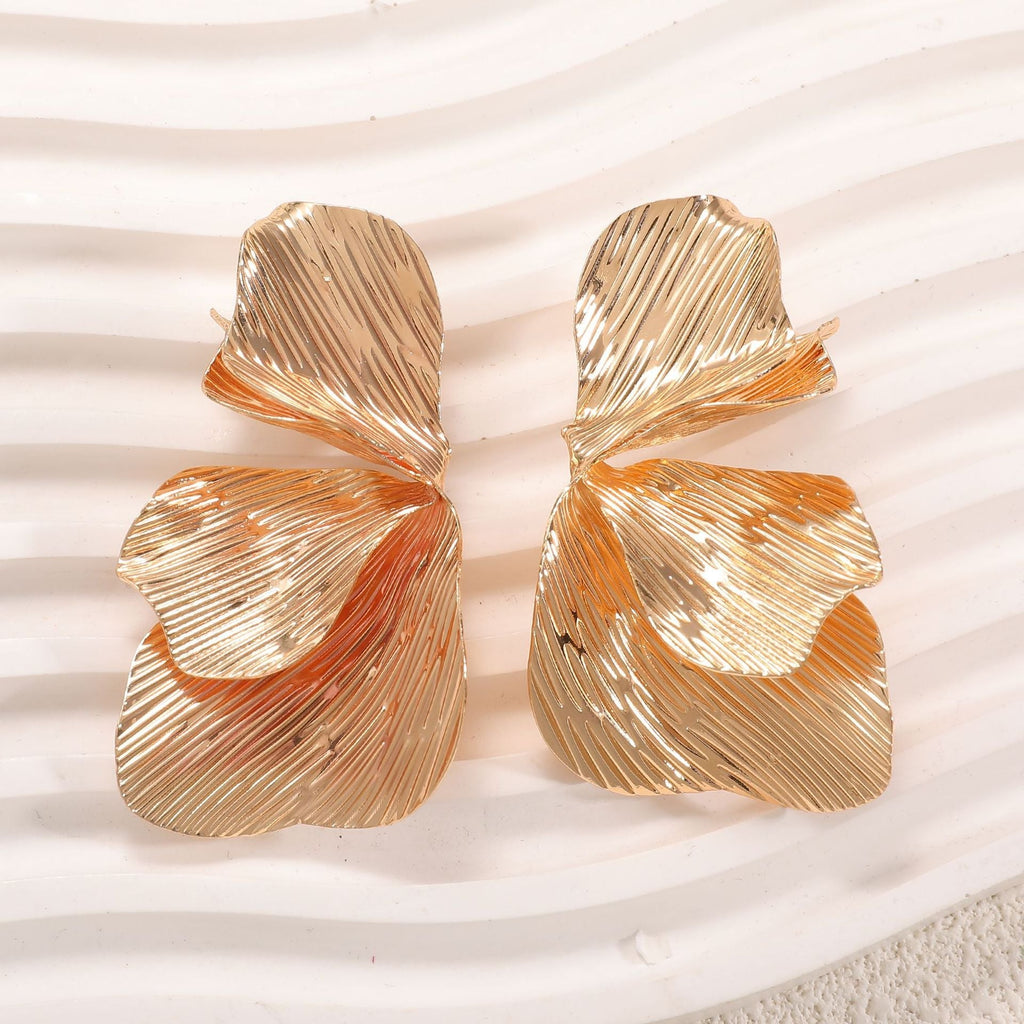 Women's ear clips in an elegant, textured design