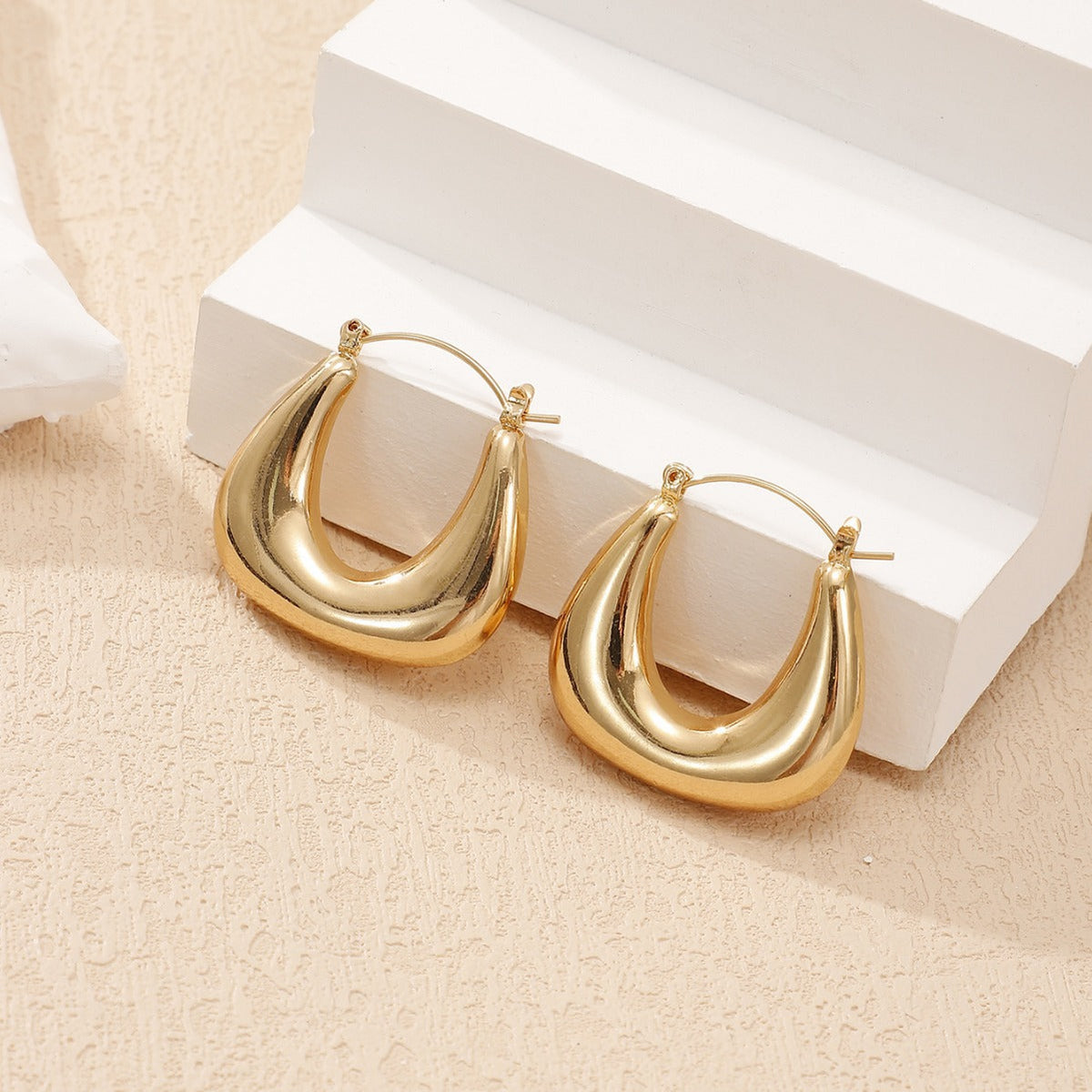 Ladies earrings in a modern, curved design