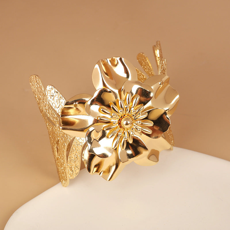 Women's elegant bracelet with artistic floral design