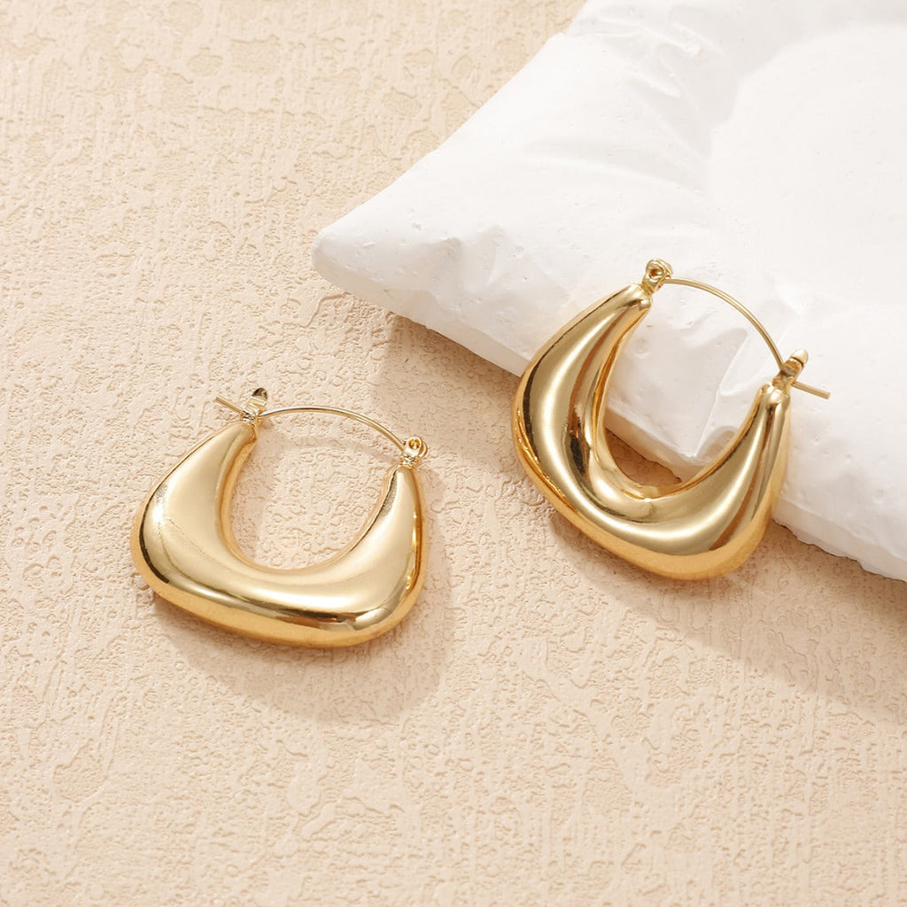 Ladies earrings in a modern, curved design