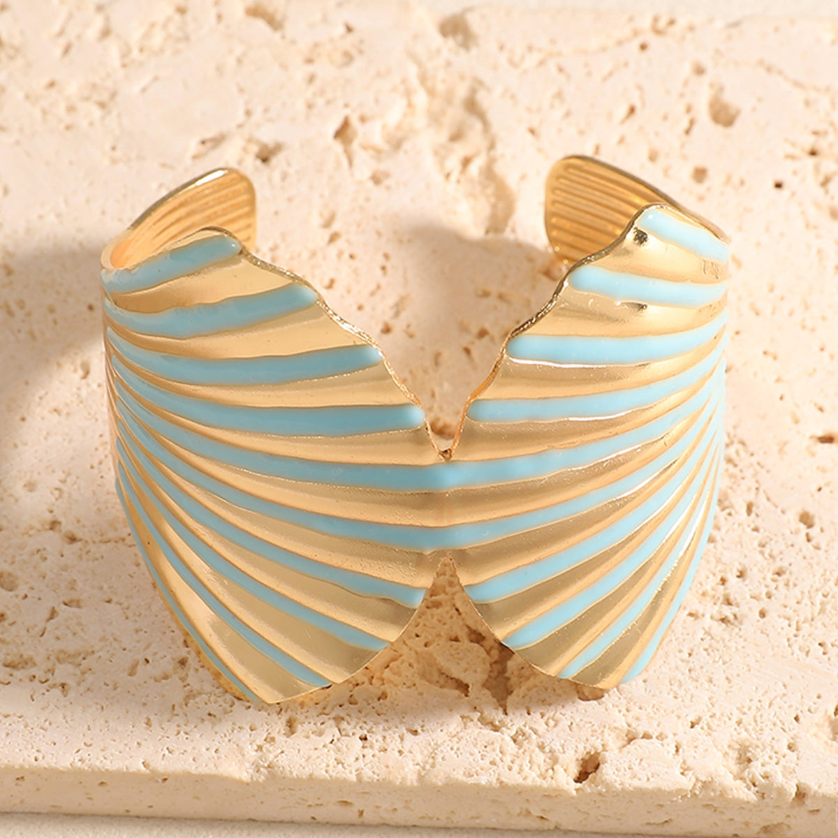 Women's bangle with elegant shell design