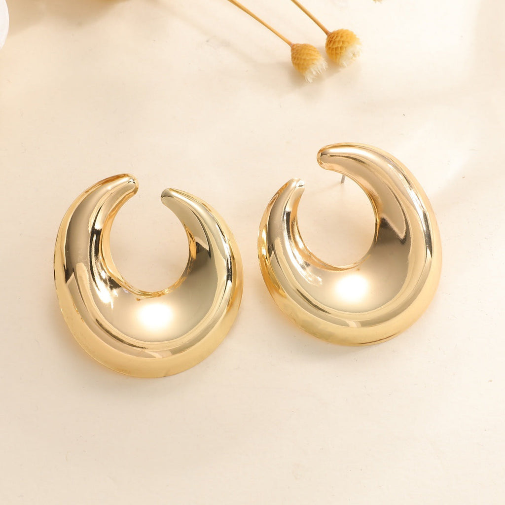 Women's earrings with elegant curved design