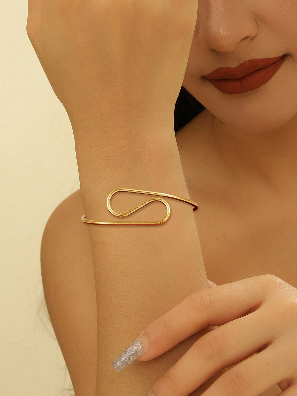 Women's cuff in modern wave pattern
