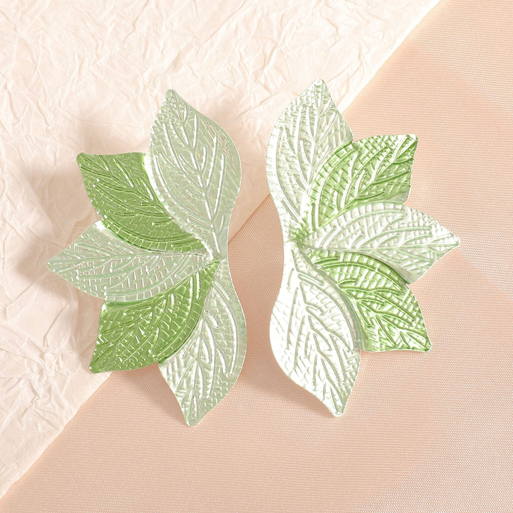 Women’s hair accessory with elaborate leaf design