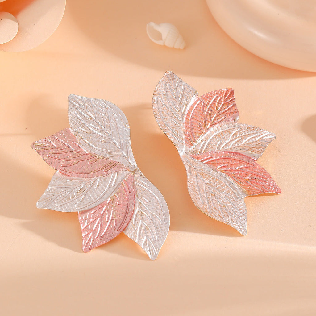 Women’s hair accessory with elaborate leaf design