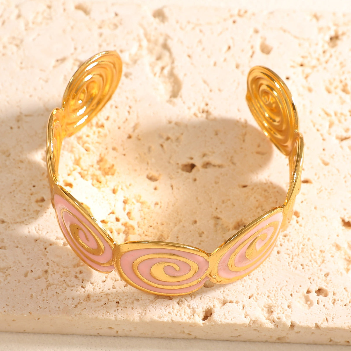 Women's cuff with elegant spiral design