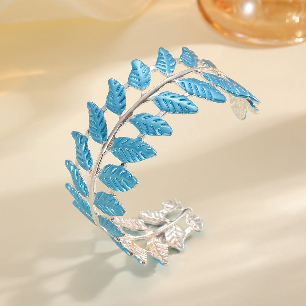 Ladies bracelet in elegant leaf design