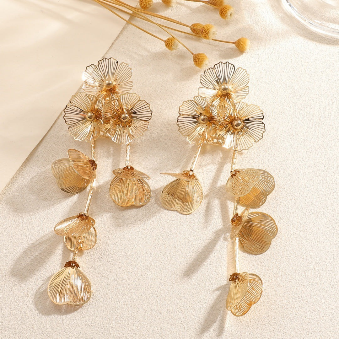 Ladies' earrings in elegant floral design