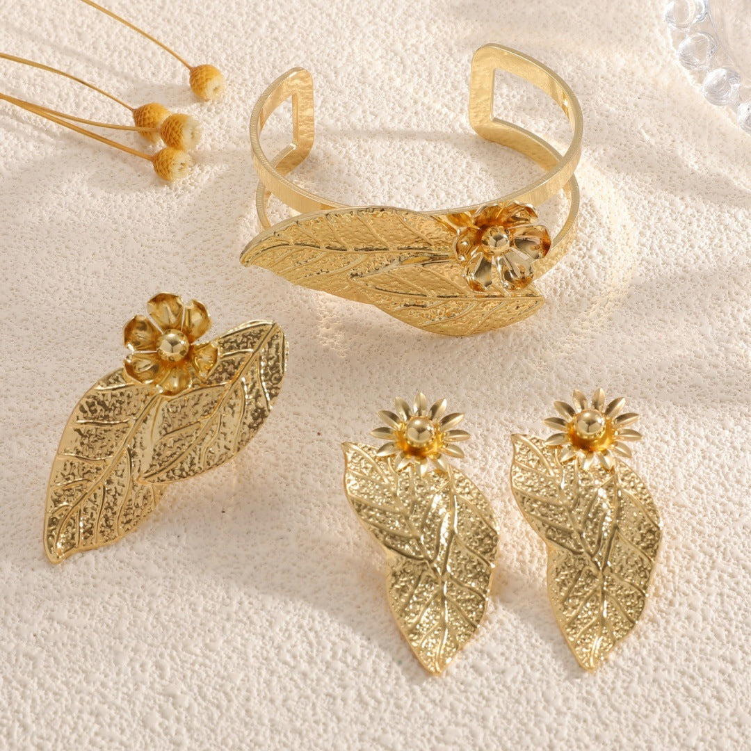 Ladies bangle with elaborate leaf design