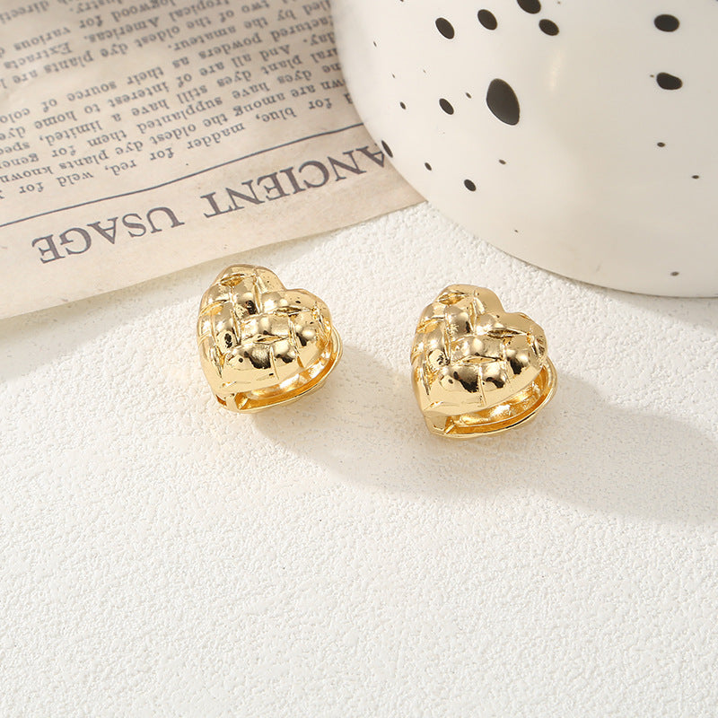 Women's ear clips in elegant shell design