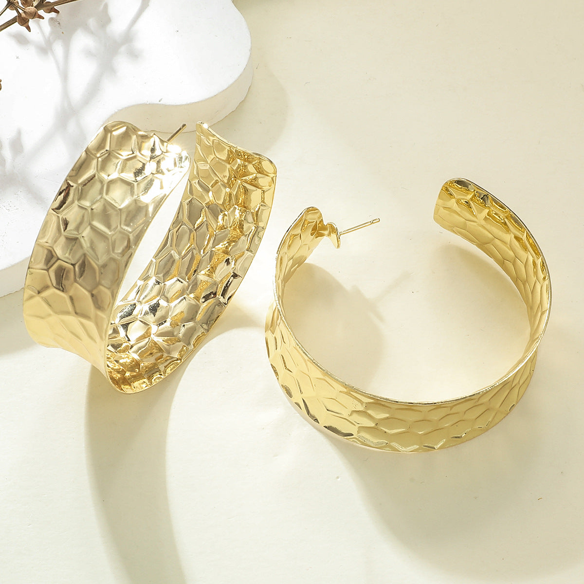Women's Hanging Earrings in Elegant Wave Pattern