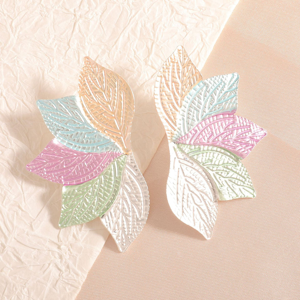 Women’s hair accessory with elaborate leaf design