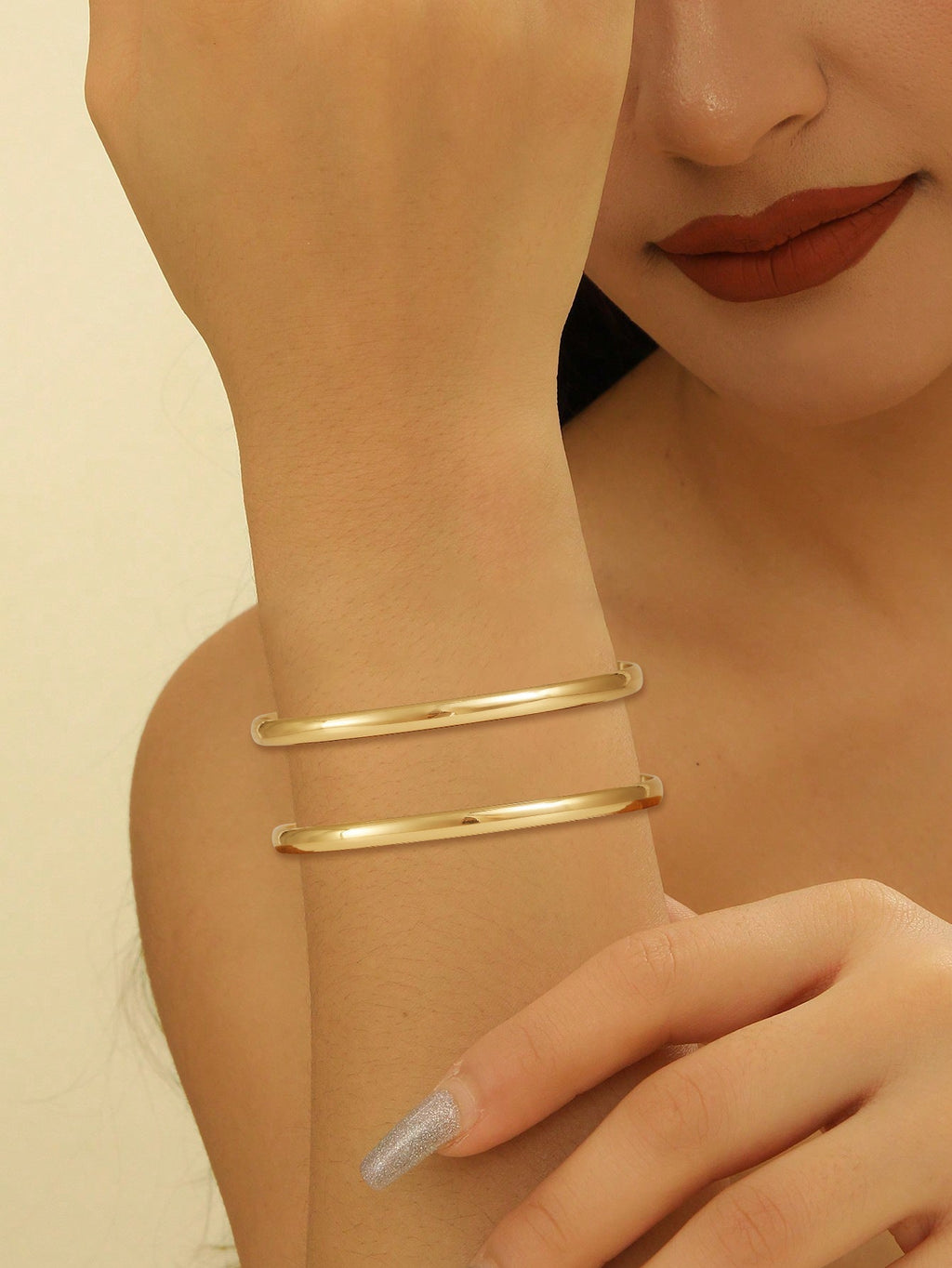 Ladies' bangle with elegant curved design